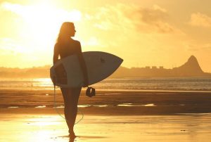 Frau mit Surfbrett, Quelle: Pixabay