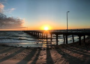 seebrücke im sonnenuntergang