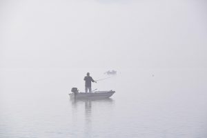 angler bei nebel im boot