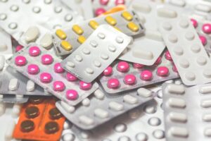viele bunte tabletten im blister