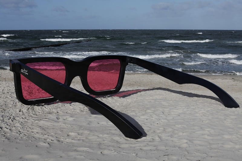 riesige Sonnenbrille am Strand