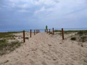 strand aufgang rügen im spätsommer ohne menschen